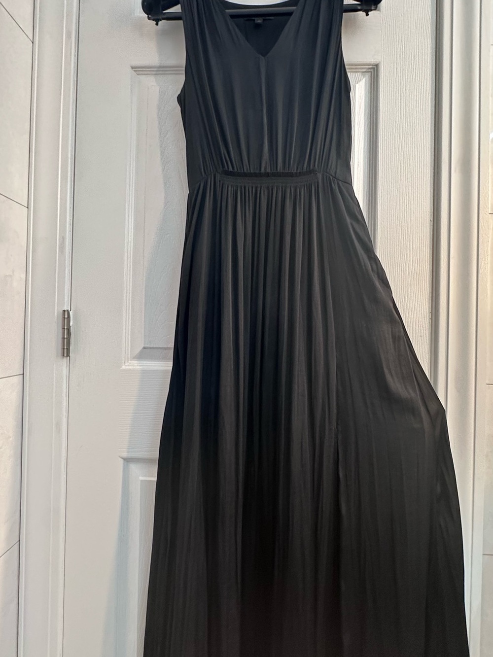 Banana Republic Black Sleeveless V-Neck Maxi Dress size 4